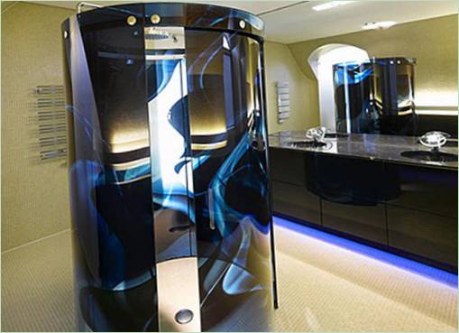Une cabine de douche futuriste dans une salle de bains