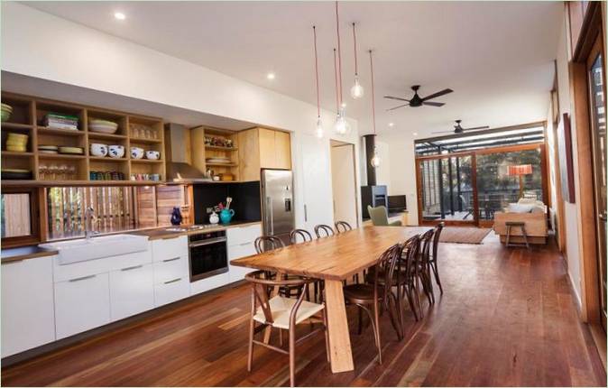 Intérieur de cuisine moderne dans une maison en bois