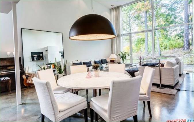 Salle à manger dans une maison moderne dans les bois