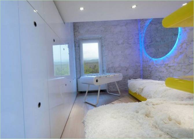Une grande fenêtre dans la maison