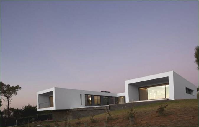 Maison sur une colline avec des panneaux solaires - Photo 11