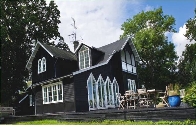 Une maison à la façade noire