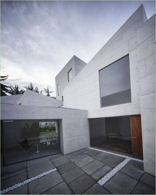 Maison CAP spacieuse avec un design intérieur minimaliste par Estudio MMX, Mexico City, Mexique