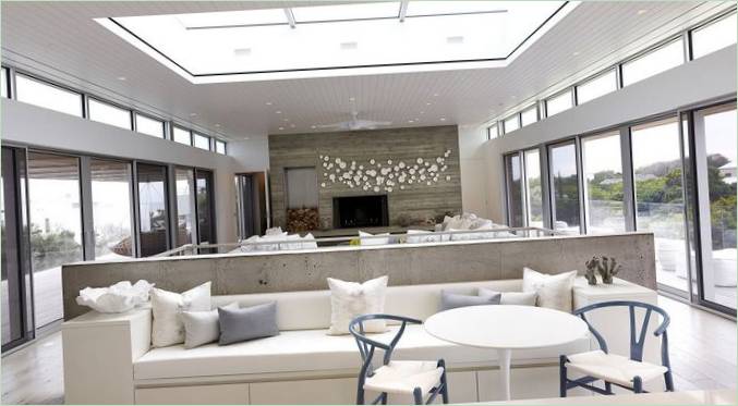 Villa luxueuse en bord de mer : intérieur blanc pour le salon