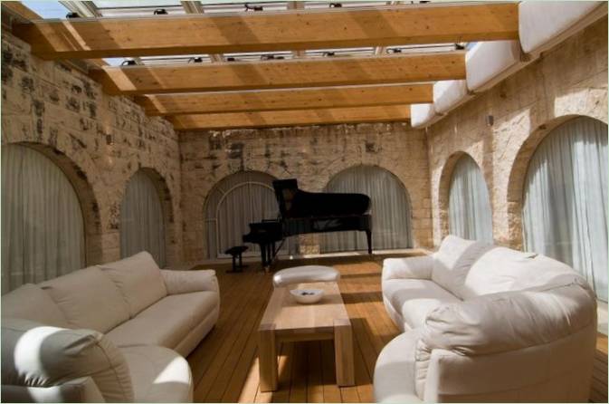 Piano à queue noir dans un intérieur de salon