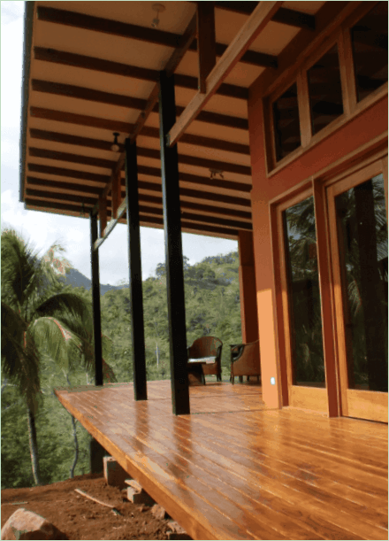 La terrasse de la maison de campagne - plancher en bois et meubles en osier Aménagement de la terrasse d'une maison de campagne - plancher en bois et meubles en osier