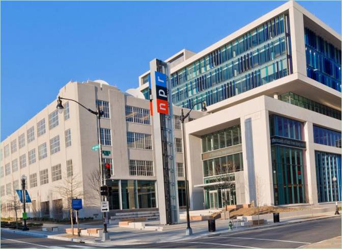 Façade d'un immeuble de bureaux NPR