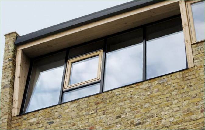 Façade d'une maison en noir à Londres