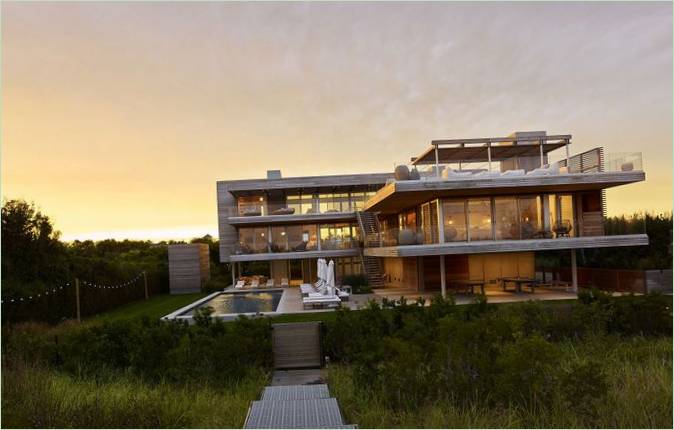 Villa chic en bord de mer : chemin d'accès de la piscine à la maison