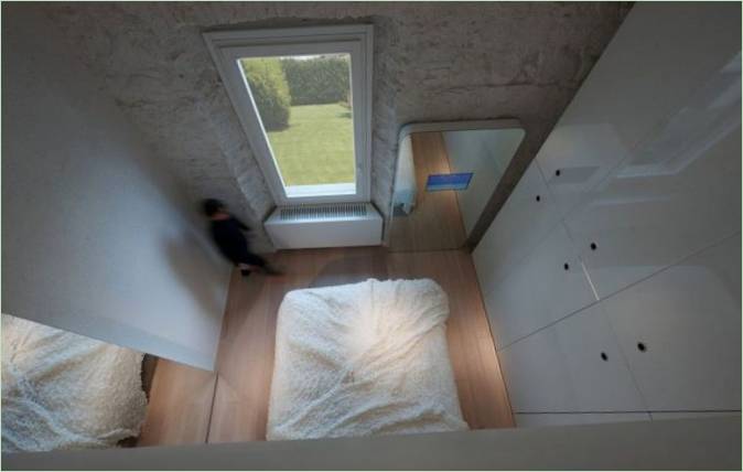 Le haut plafond de la chambre à coucher de la maison