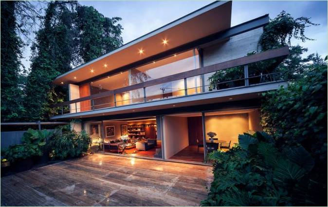 Une belle maison à deux étages faite de béton et de verre