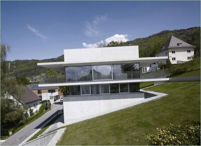 Vue latérale de la maison sur une colline à Bregenz