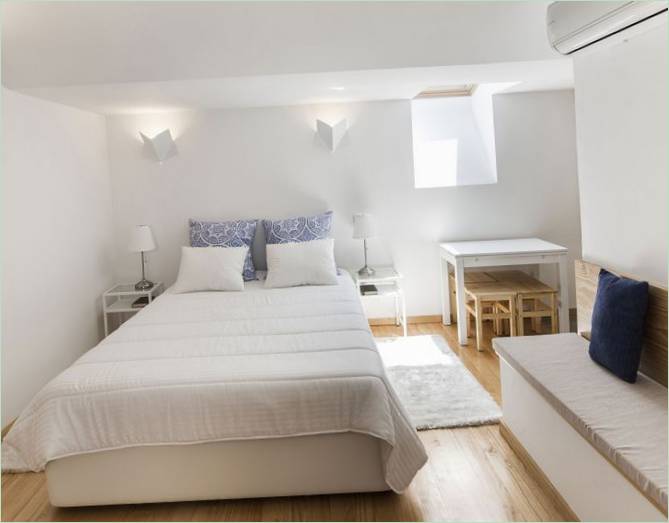 Une chambre douillette aux murs blancs