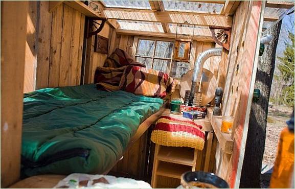 Intérieur d'une cabine en bois inhabituelle