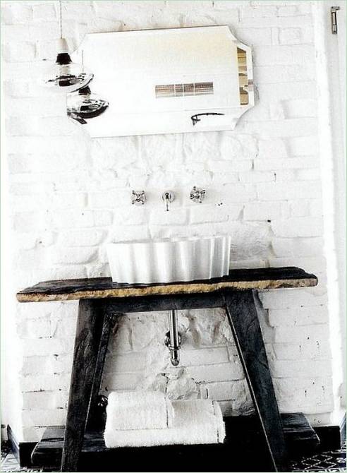 Lavabo dans la salle de bains de la maison de campagne en Italie