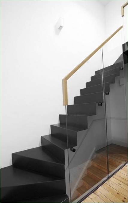 L'escalier dans l'intérieur de la Maison en noir à Londres