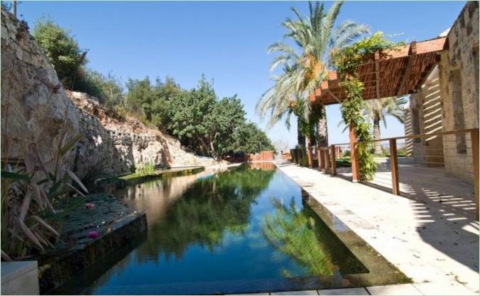 Piscine de la cour du manoir des montagnes de Jérusalem