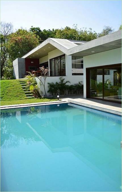 Piscine extérieure à Aranya Mansion par Modo Designs