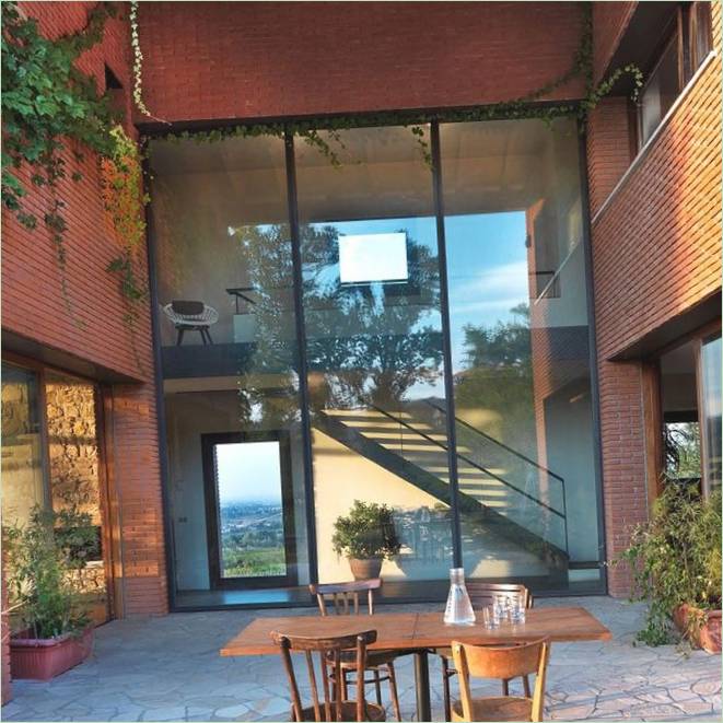 Coin repas sur le patio arrière d'une maison italienne