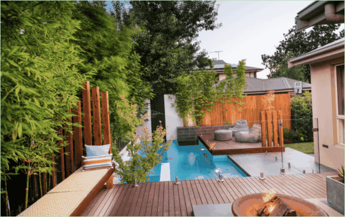 Piscine sur la terrasse de la maison de campagne Piscine sur la terrasse de la maison de campagne