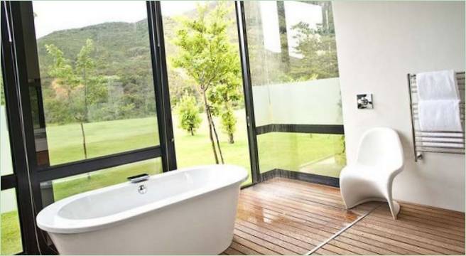 Villa chic en bord de mer : vue de la maison depuis la côte