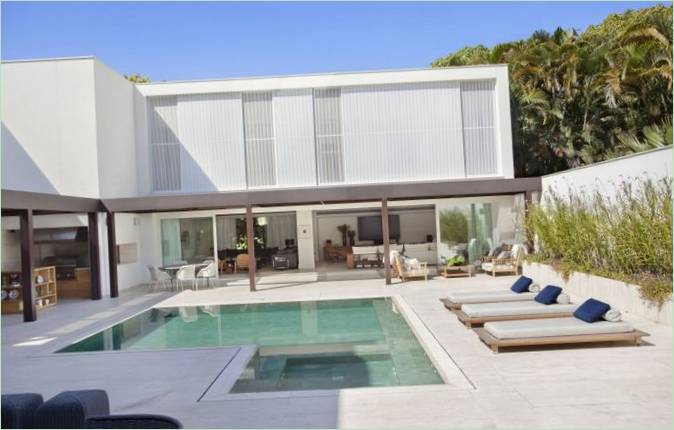 La terrasse de la piscine d'une maison de campagne au Brésil