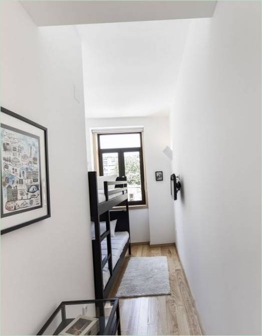Chambre confortable aux murs blancs