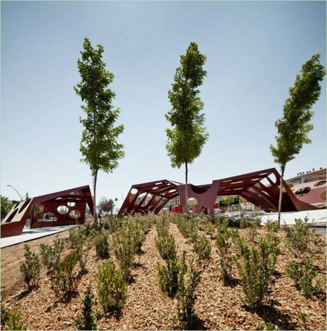 Petits buissons et grands arbres dans un parc de sculptures