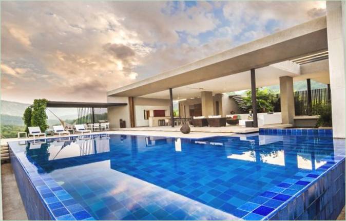 Piscine à côté de la maison avec vue sur les montagnes