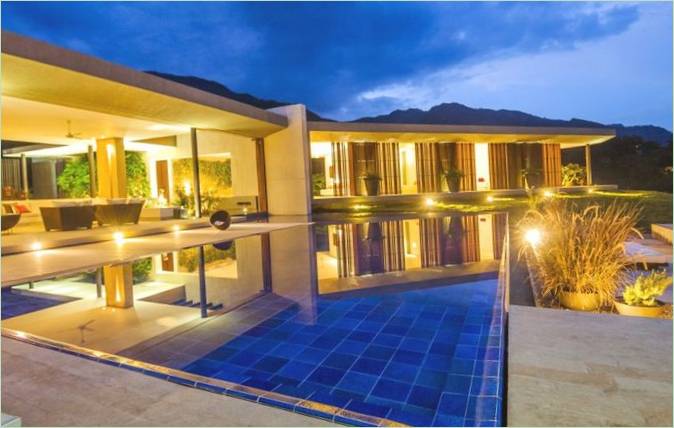 Piscine à côté de la maison avec vue sur les montagnes