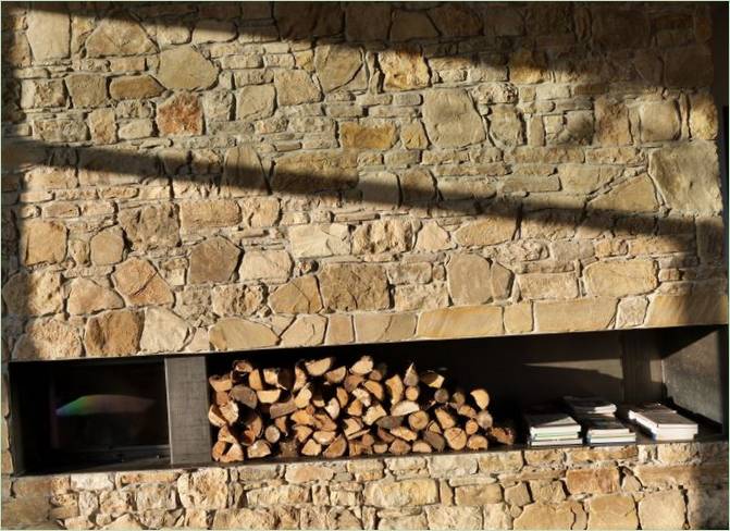 Décoration d'une maison de campagne en briques en Italie : cheminée en gros plan