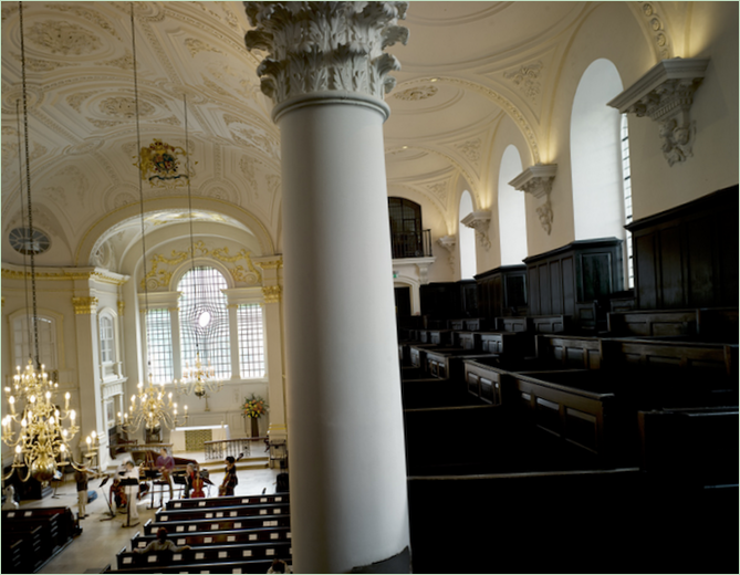 Une fenêtre déformée à l'église St. Martin, Londres. Vue de l'intérieur