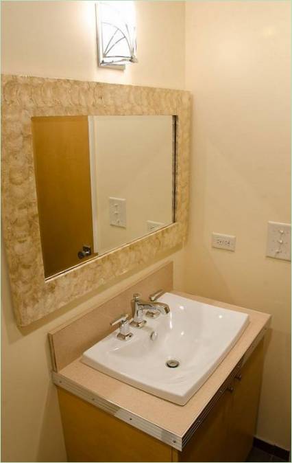 Miroir encadré de marbre