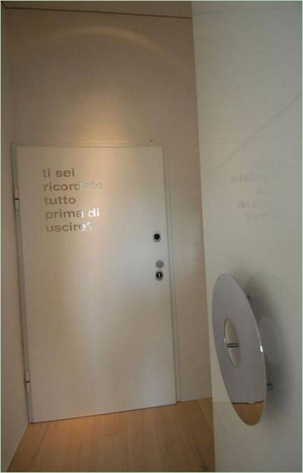 Portes blanches dans la maison