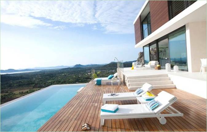 La terrasse au bord de la piscine de la Casa 115 en Espagne