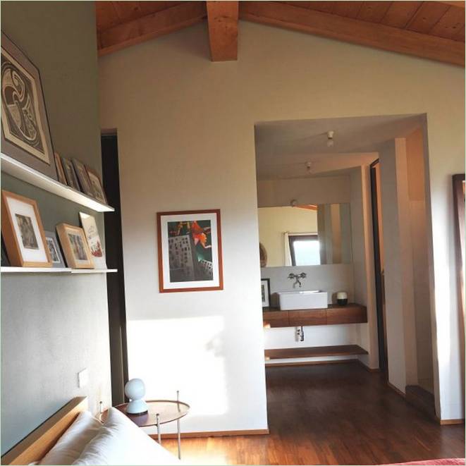Tableaux dans un intérieur de chambre à coucher