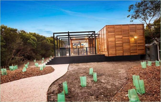 Intérieurs de maisons modernes en bois : Vue de l'arrière-cour d'une maison modulaire