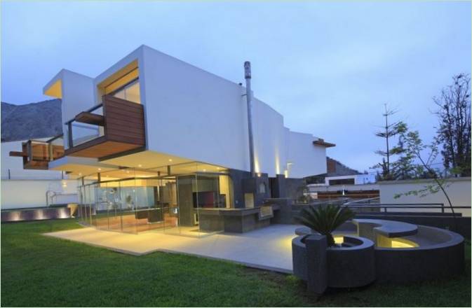 Design intérieur futuriste de la maison privée La Planicie, Pérou