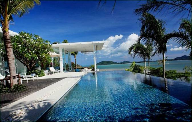 Piscine panoramique luxueuse