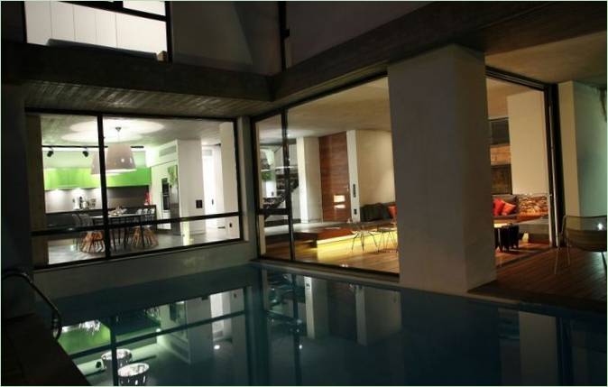 Une maison avec une piscineA&Une maison avec des murs en verre