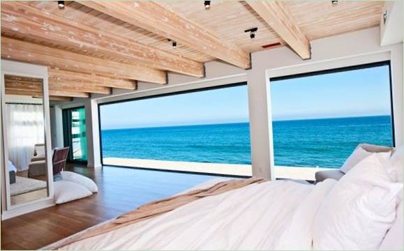Fenêtre panoramique dans la chambre