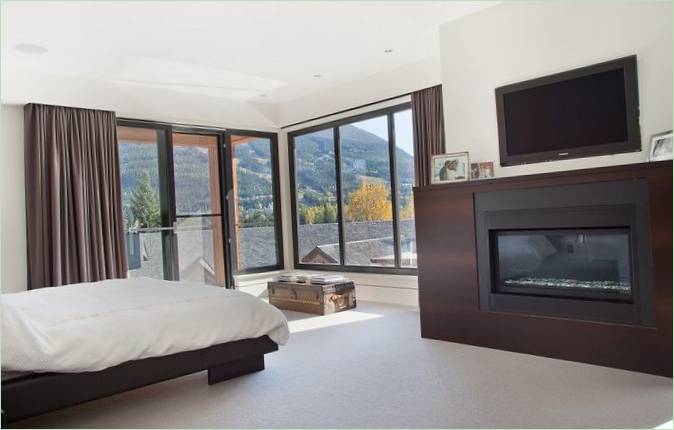 Cheminée décorative dans un intérieur de chambre à coucher