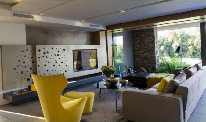 L'intérieur moderne d'une pièce dans une maison en pierre et en béton