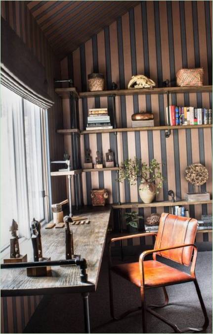 Étagères en bois avec cadre métallique dans un intérieur de maison de campagne