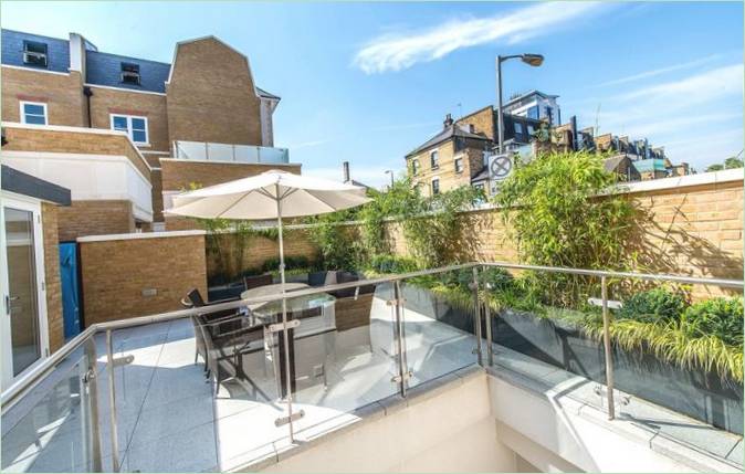 Salle à manger sur la terrasse d'une maison à Londres