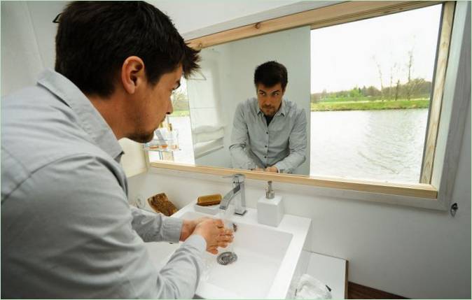 Aménagement intérieur d'une maison sur une plateforme flottante en Allemagne par Sascha Akkermann et Flo Florian