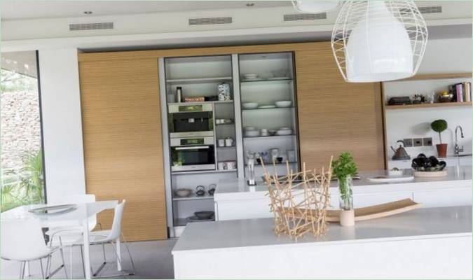 Maison en pierre et en béton : cuisine en blanc et beige