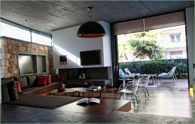 Le salon s'ouvre sur le jardin d'une maison avec piscine