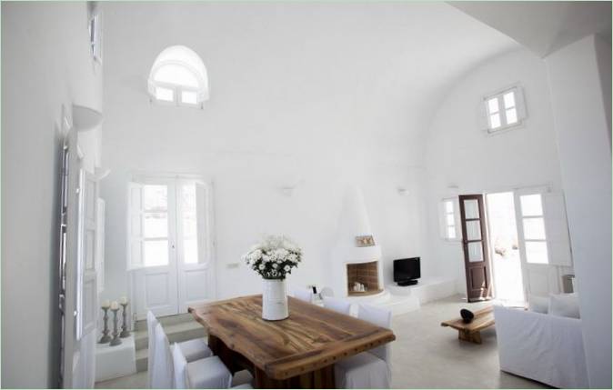La belle villa blanche Aenaon sur l'île de Santorin en Grèce