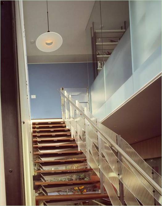 Escalier entre deux niveaux avec des rampes inhabituelles